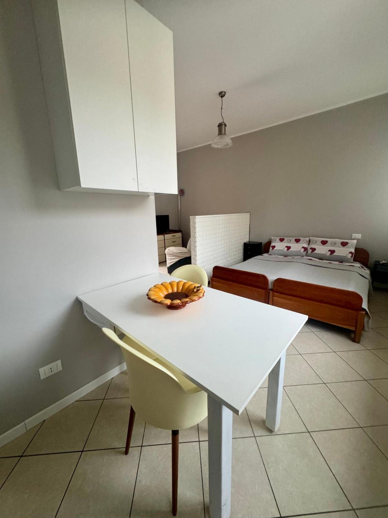 Casa Tito - Accogliente Monolocale A Due Passi Dalla Stazione Cesano Maderno Eksteriør billede